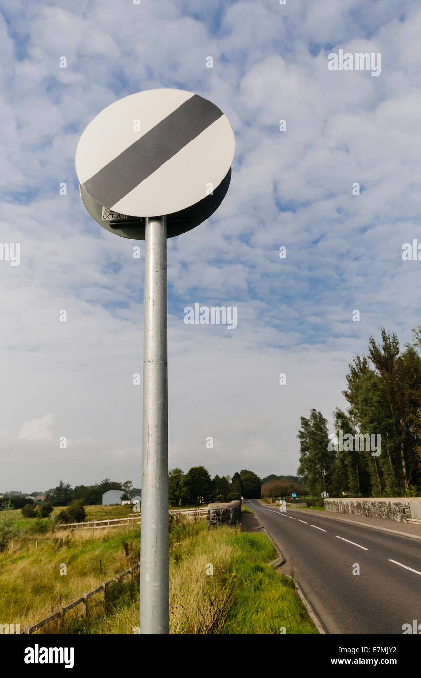 La limite de vitesse nationale signe sur une route de campagne Banque D'Images