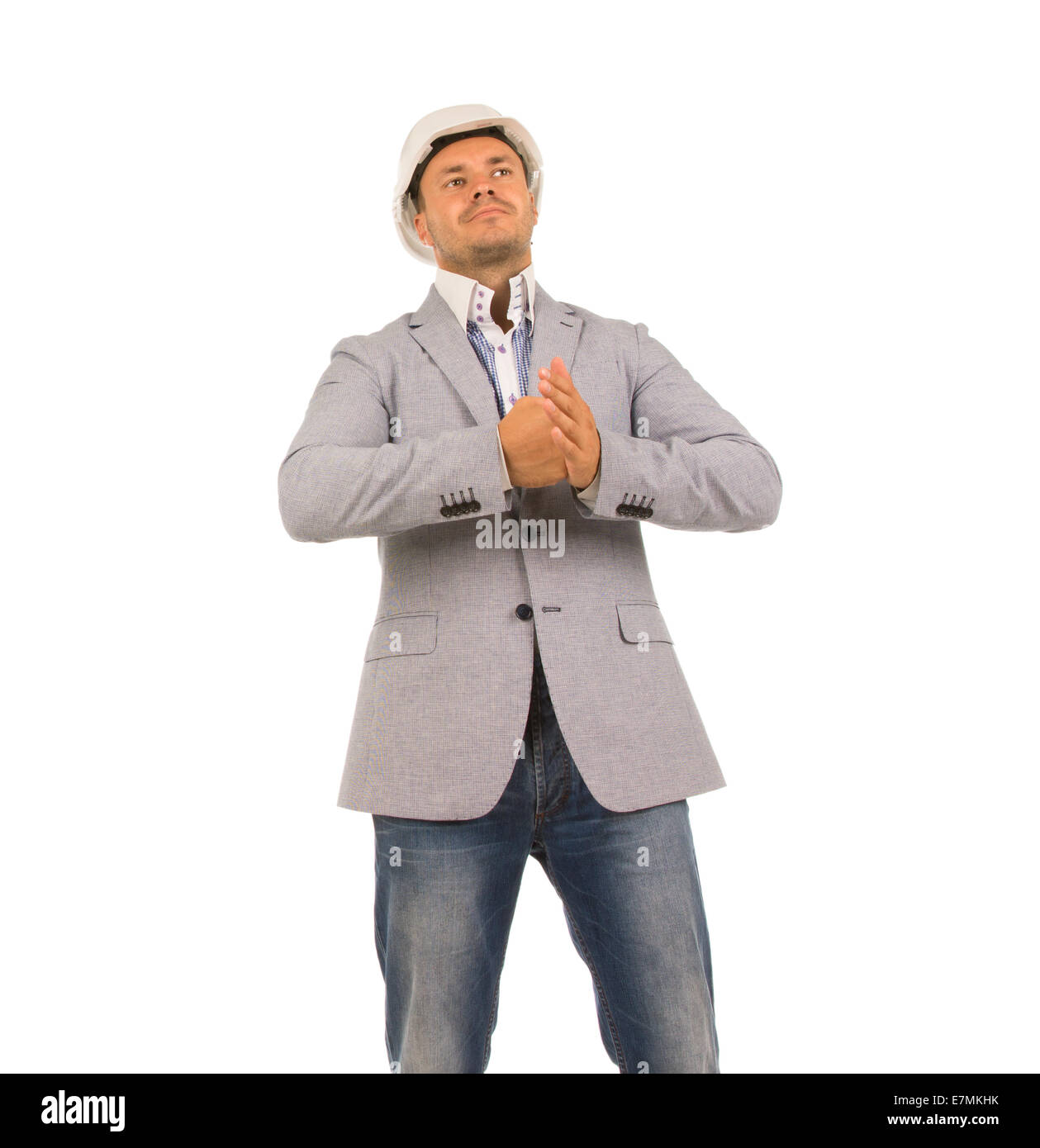 Mature architecte dans un casque de boxe veste et sa paume avec son poing dans un geste de mécontentement, isolat Banque D'Images