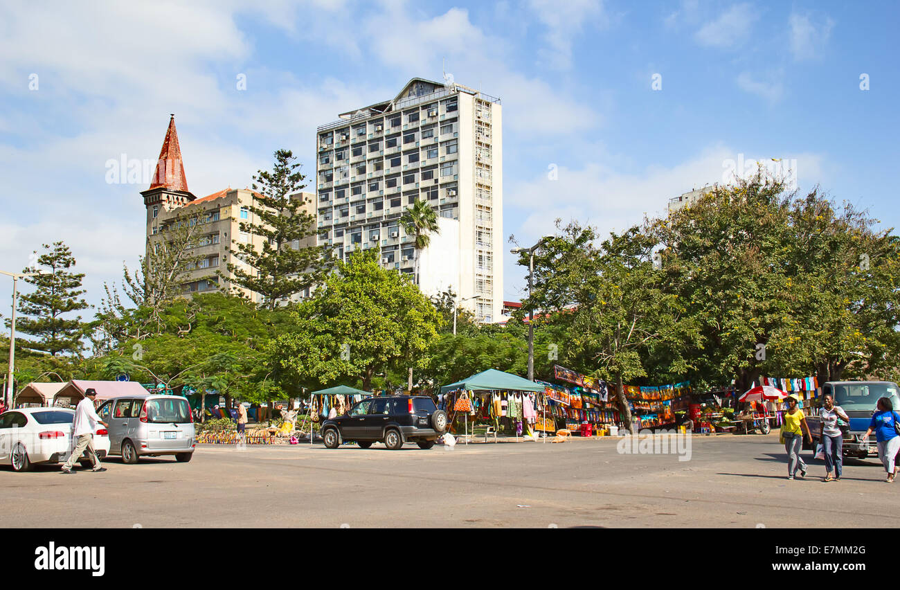 MAPUTO, Mozambique - le 29 avril : Marché le samedi à Maputo, au Mozambique, le 29 avril 2012. Le marché local est l'un des t Banque D'Images