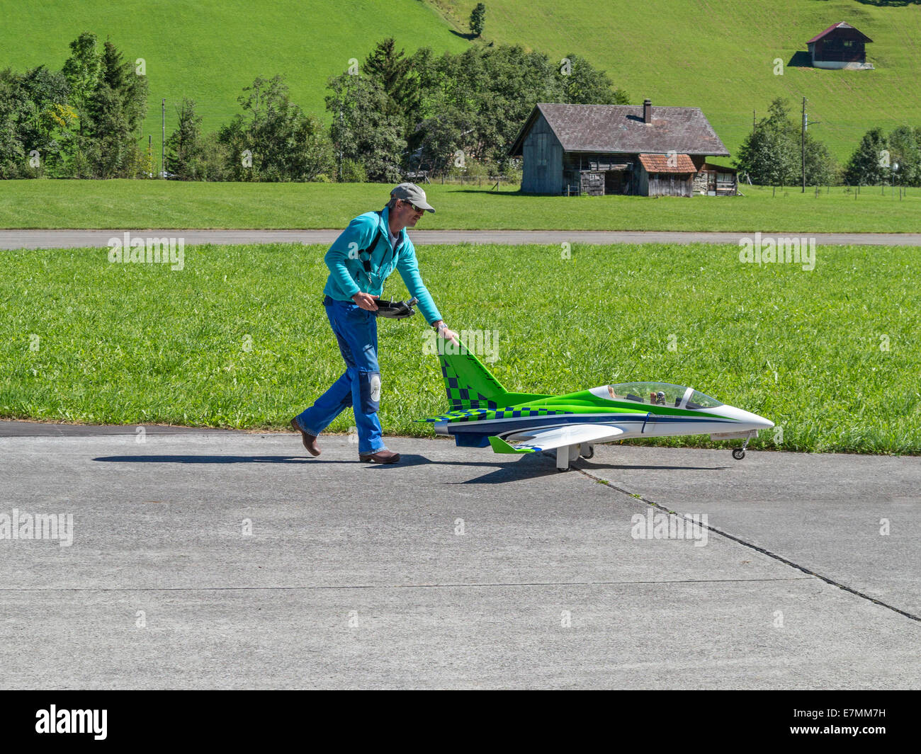 Modèle réduit d'aéronef enthusiast wheeling son avion à réaction hors prêt à voler Banque D'Images
