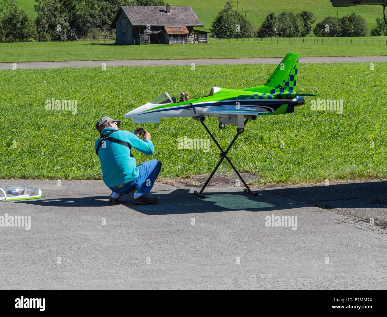 Passionné de maquette à la réparation de la roue de nez de son avion à réaction qui a été endommagée à l'atterrissage Banque D'Images