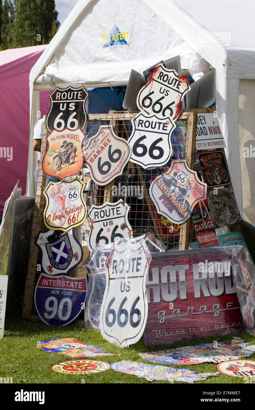 Route 66 panneaux pour la vente à un classique tous les American car show en Angleterre Banque D'Images