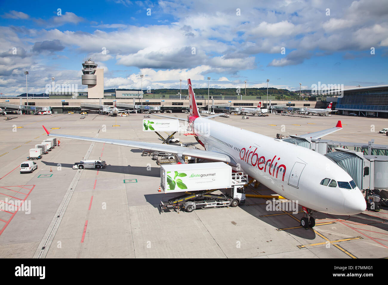 ZURICH - SEPTEMBRE 21:Airbus A330 Air Berlin prépare à décoller le 21 septembre 2014 à Zurich, Suisse. Zurich interna Banque D'Images