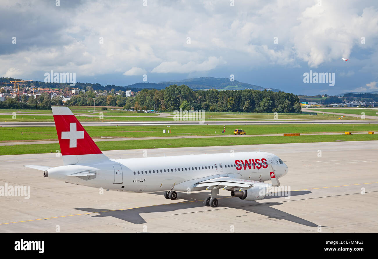 ZURICH - SEPTEMBRE 21:Swiss Airlines Airbus A320 L'imposition avant le décollage le 21 septembre 2014 à Zurich, Suisse. Zurich Int Banque D'Images