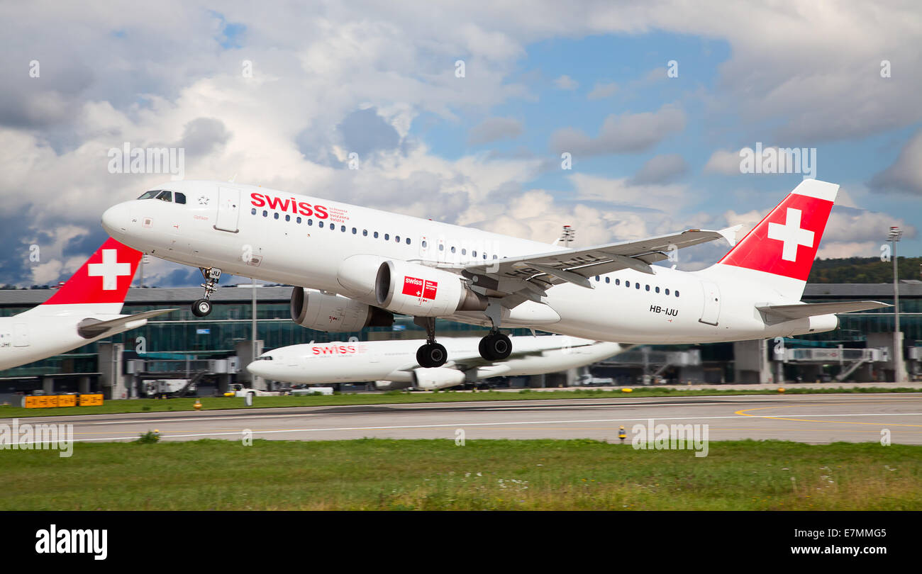 ZURICH - SEPTEMBRE 21:Swiss Airlines Airbus A320 qui décolle le 21 septembre 2014 à Zurich, Suisse. Un International de Zurich Banque D'Images