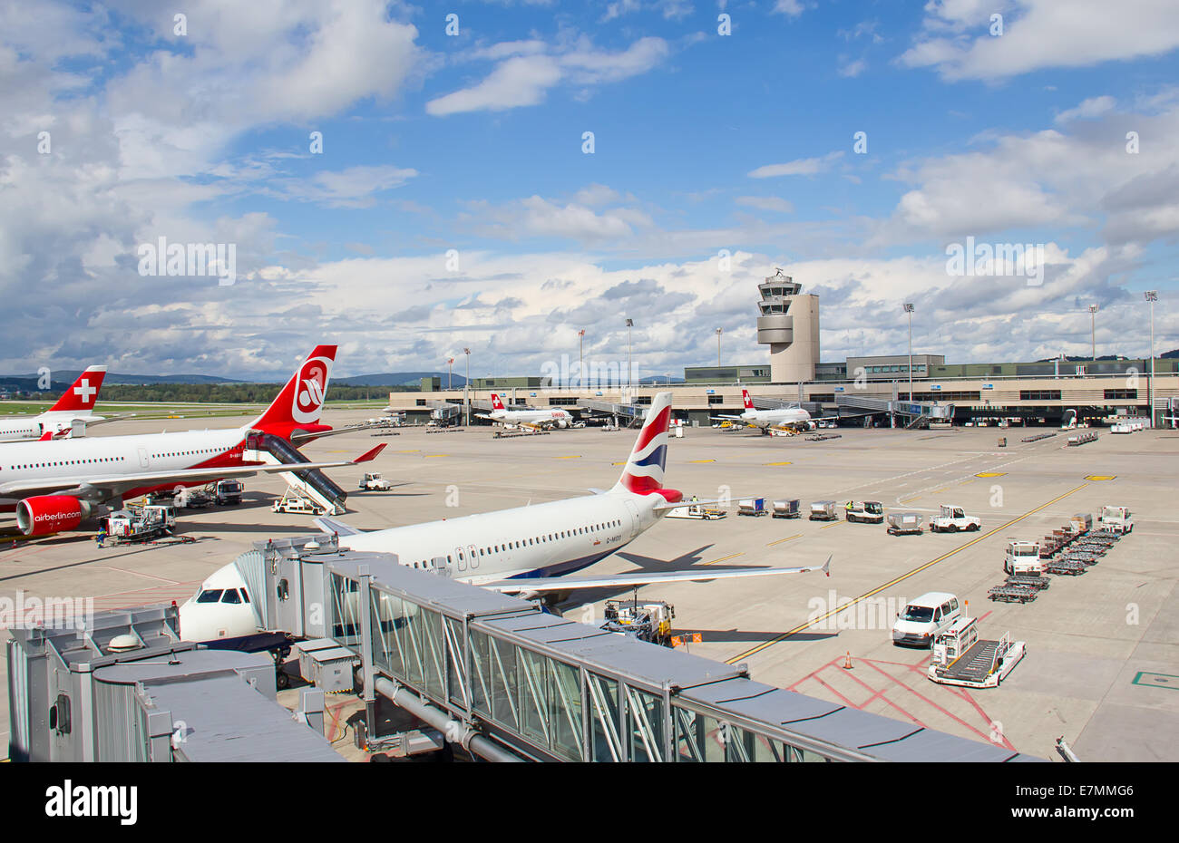 ZURICH - SEPTEMBRE 21:préparer les avions au décollage le 21 septembre 2014 à Zurich, Suisse. Zurich International Airpor Banque D'Images