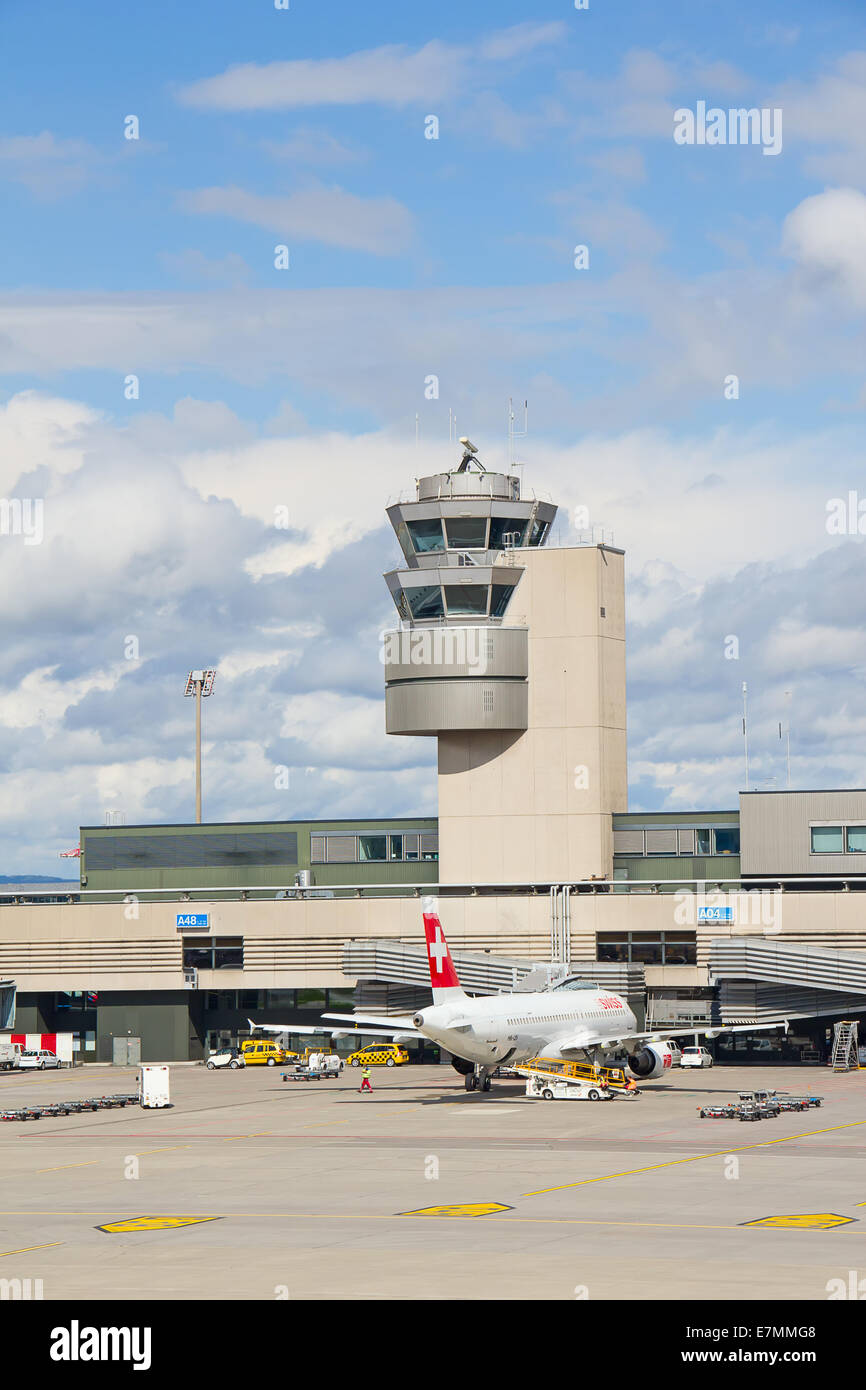 ZURICH - 21 SEPTEMBRE : tour de contrôle de l'aéroport de Zurich le 21 septembre 2014 à Zurich, Suisse. Zurich International Airpor Banque D'Images