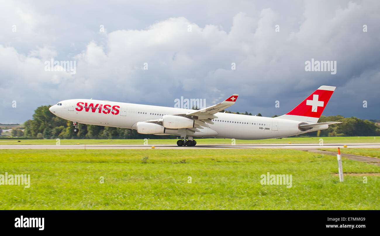 ZURICH - SEPTEMBRE 21:Swiss Airlines Airbus A340 qui décolle le 21 septembre 2014 à Zurich, Suisse. Un International de Zurich Banque D'Images