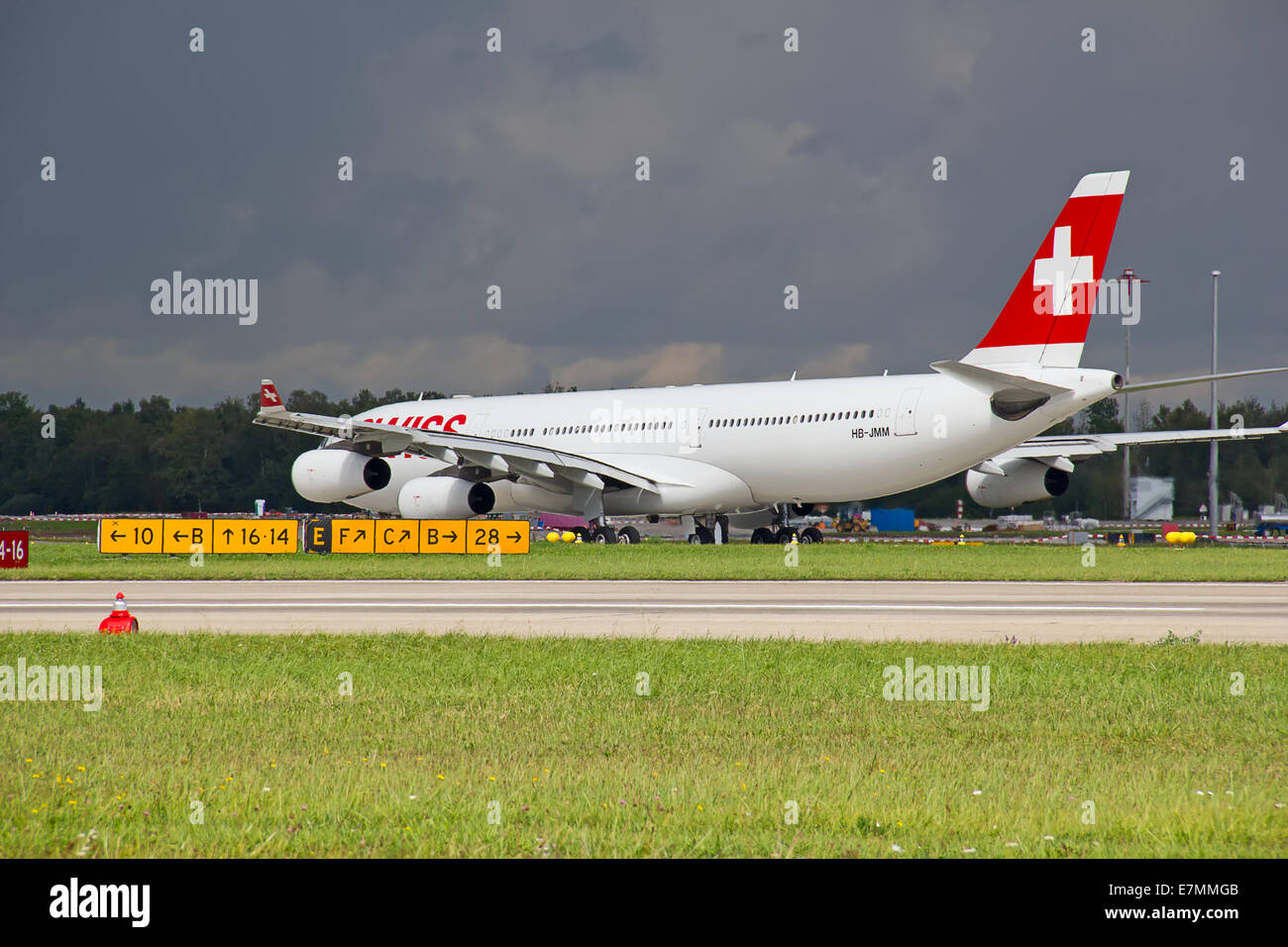 ZURICH - SEPTEMBRE 21:Swiss Airlines Airbus A340 L'imposition avant le décollage le 21 septembre 2014 à Zurich, Suisse. Zurich Int Banque D'Images