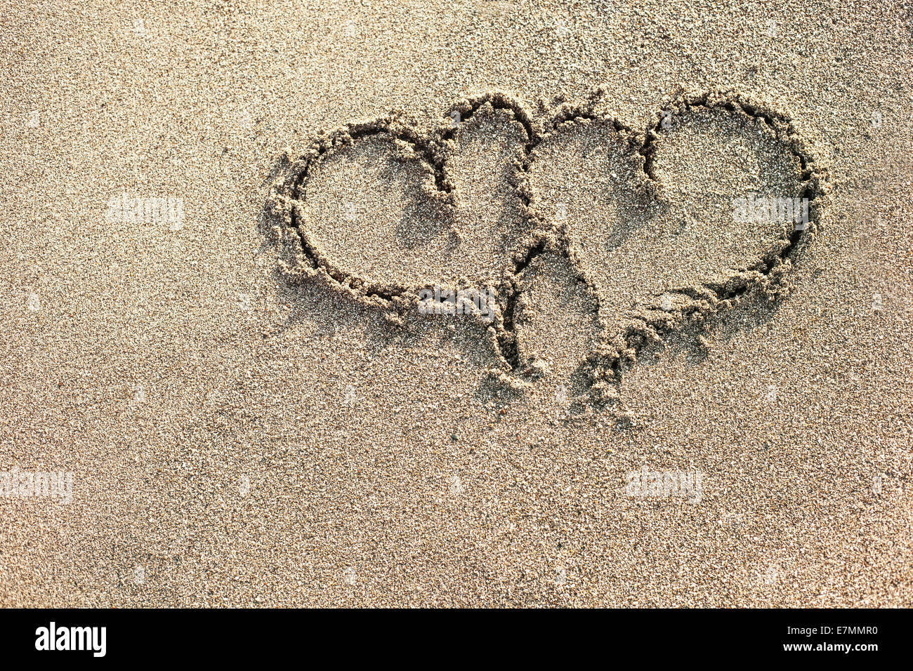 Deux coeurs écrit sur le sable. Banque D'Images