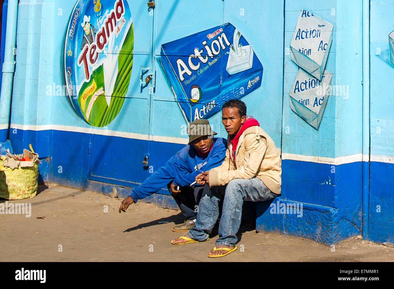 Deux jeunes hommes parlant à un marché de l'assistance routière Banque D'Images
