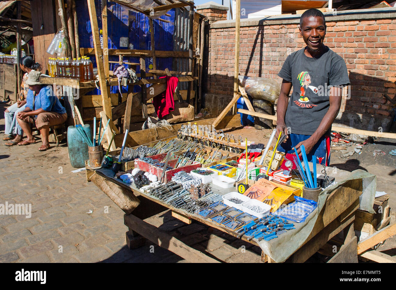 Un vendeur de rue outils de vente à Madagascar Photo Stock - Alamy