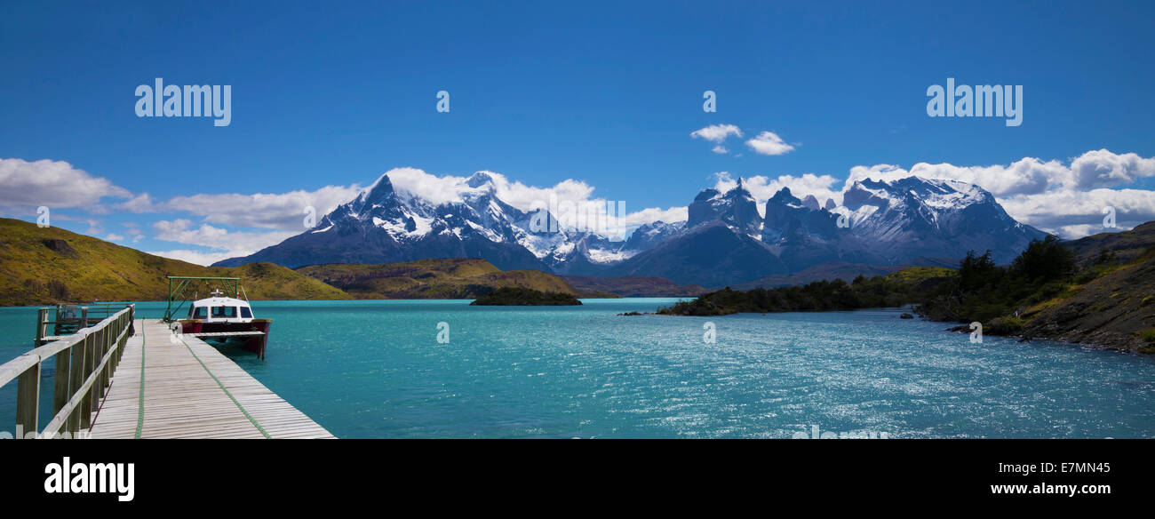 Un bateau amarré sur le Lac Pehoe en Patagonie, Torres del Paine avec les montagnes en arrière-plan. Banque D'Images