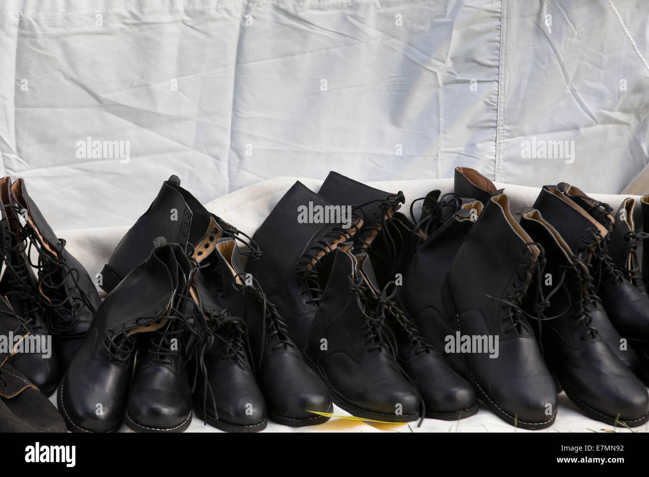 Pile de bottes militaires Règlement sur la vente Banque D'Images