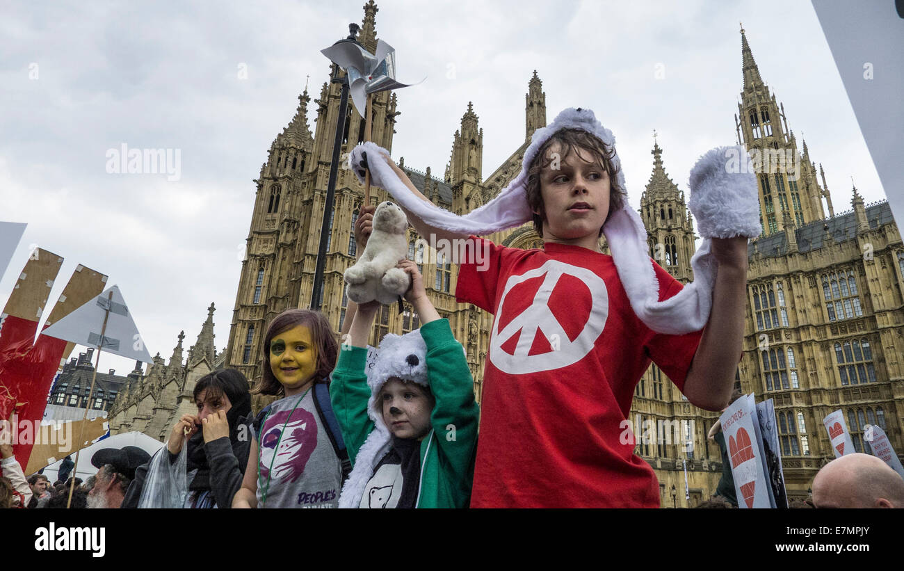 Un groupe d'enfants manifestent devant les Chambres du Parlement au cours de la démonstration du changement climatique, Londres, 21 septembre 2014. © Sue Cunningham Banque D'Images