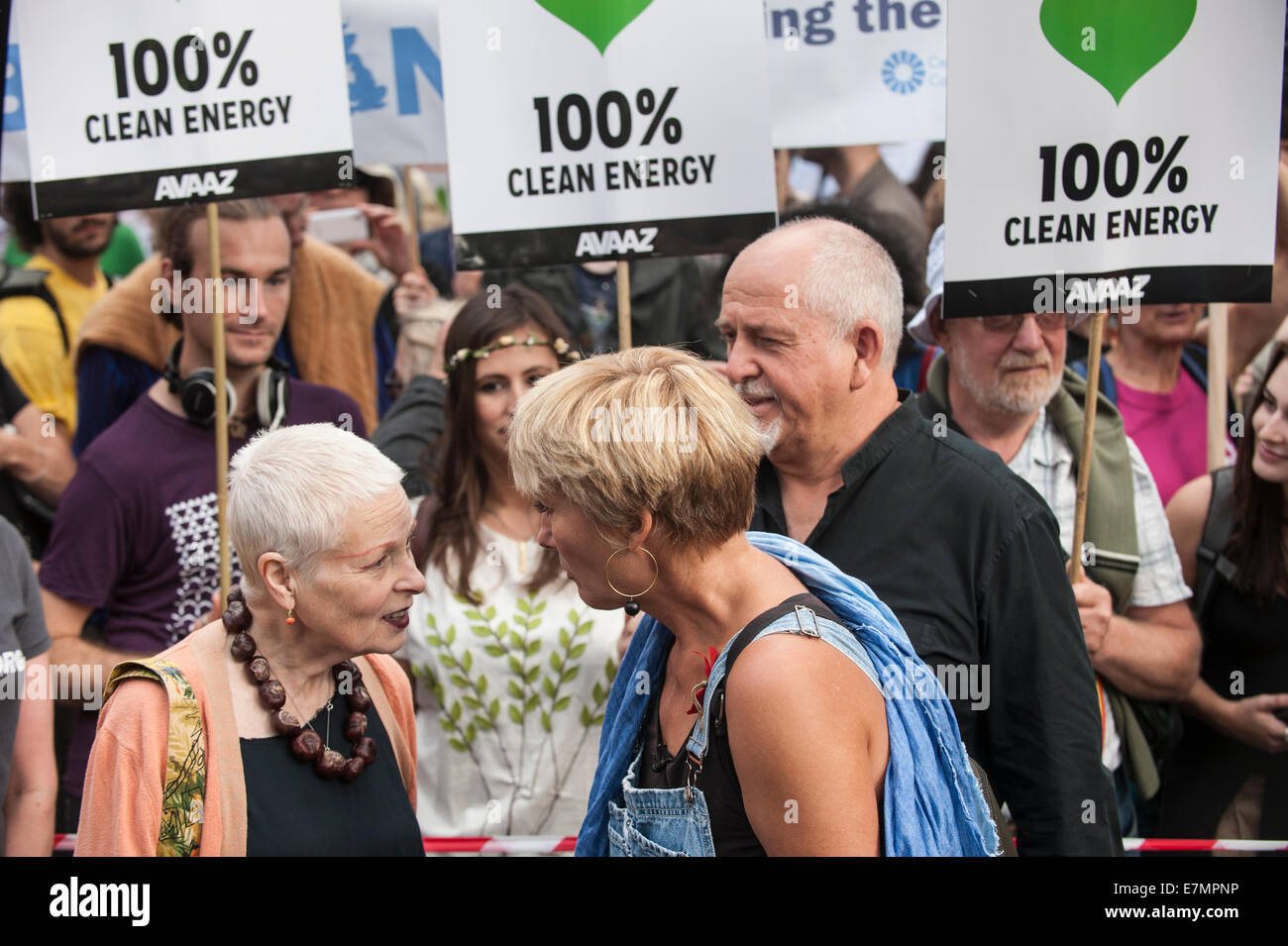 Londres, Royaume-Uni. Sep 21, 2014. Vivienne Westwood parle à Emma Thompson avec Peter Gabriel derrière à la démonstration du changement climatique, Londres, 21 septembre 2014. Credit : Sue Cunningham/Photographique Alamy Live News Banque D'Images