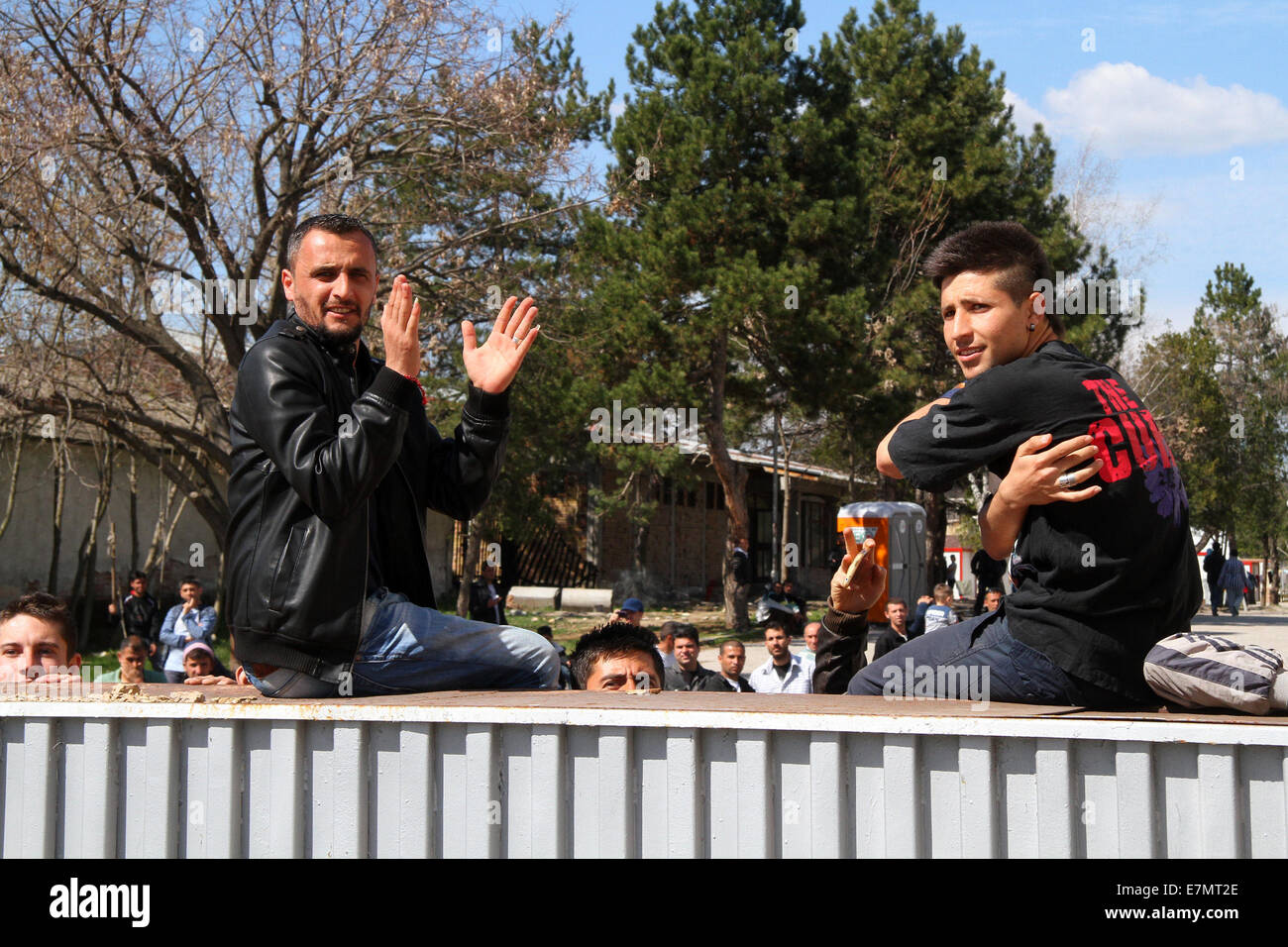Syriens et d'autres réfugiés de protester contre un camp près de la ville de Harmanli, à l'est de la capitale bulgare Sofia, Mardi, Mars, 17, 2014. Une foule d'environ 1 300 réfugiés a grandi en colère au sujet de leur statut de citoyen dans le retard des pays des Balkans et de l'absence de prestations au cours des six derniers mois. Les autorités bulgares sont tenus d'accorder aux réfugiés 65.00 lev bulgare (33,00 EURO) par mois selon la législation de l'UE Où : Harmanli, Bulgarie Quand : 17 Mars 2014 Banque D'Images