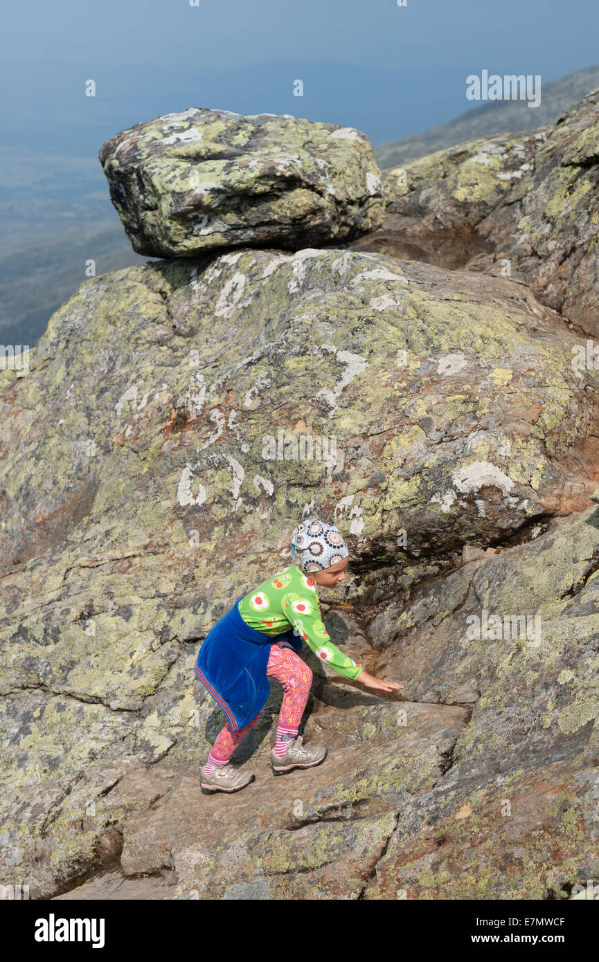 Petite fille escalade en montagne près du sommet du mont Åreskutan, Åre, Suède Banque D'Images