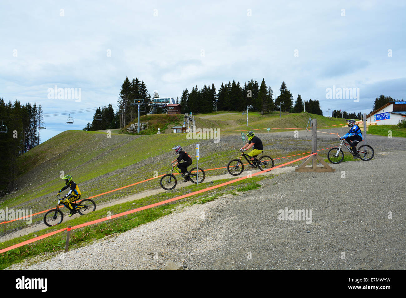 Les motards partir sur une pente mountain cycle track Banque D'Images