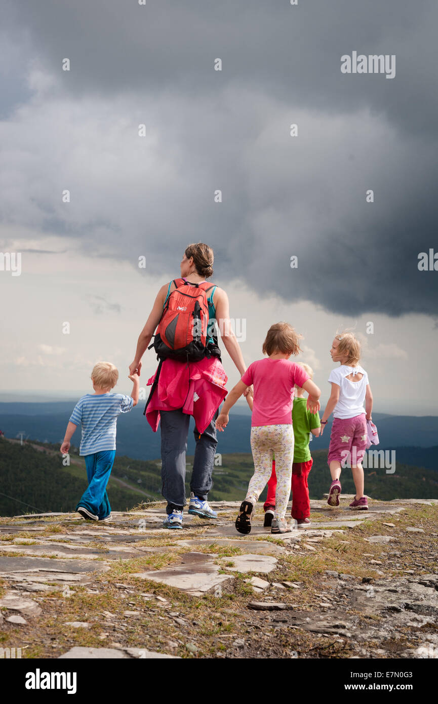 Maman avec des enfants La marche sur sentier de montagne Åreskutan, Tm, Åre, Suède Banque D'Images