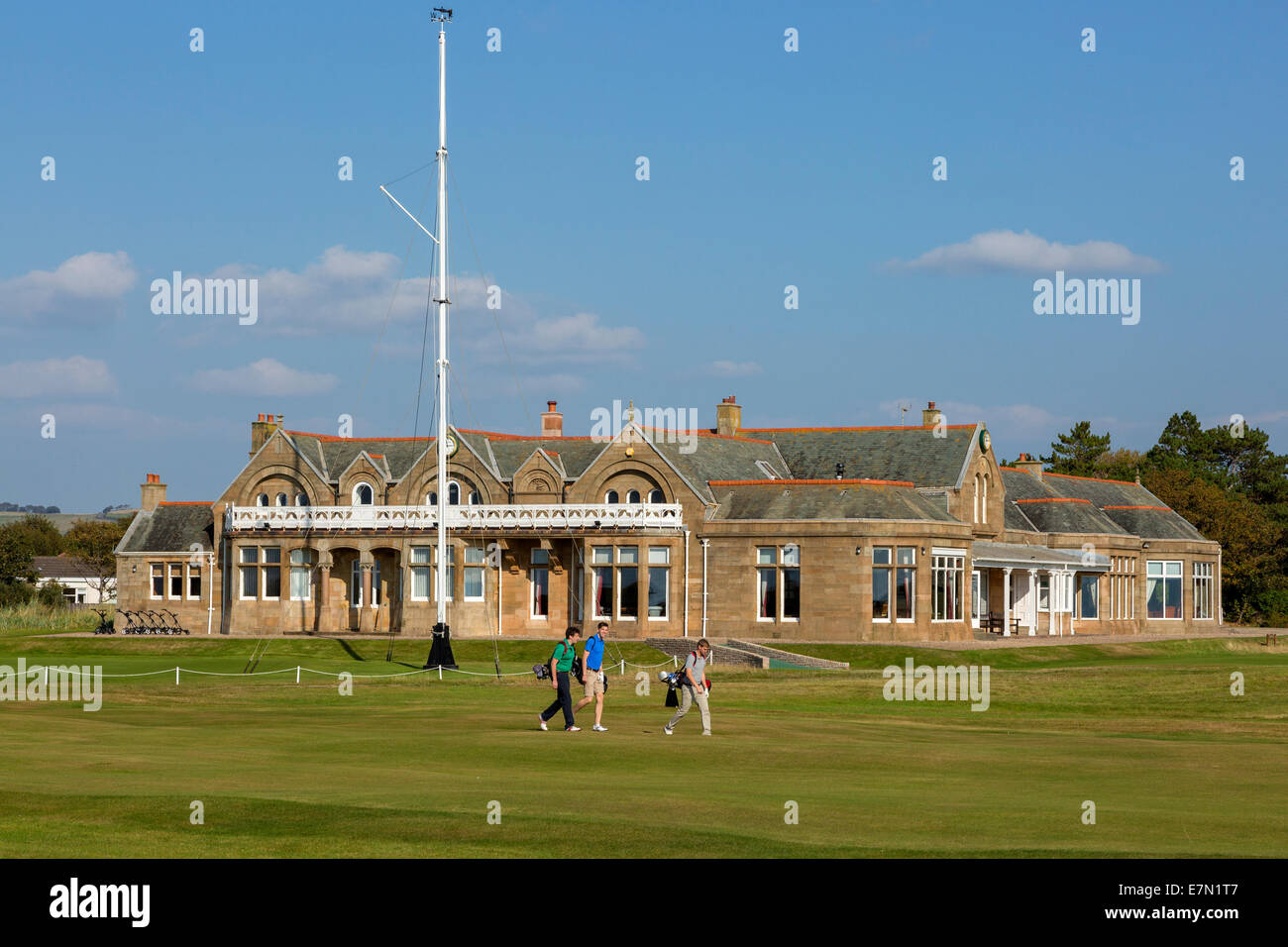 Clubhouse et premier fairway de Royal Troon Golf Club, Troon, Ayrshire, Scotland, UK Banque D'Images