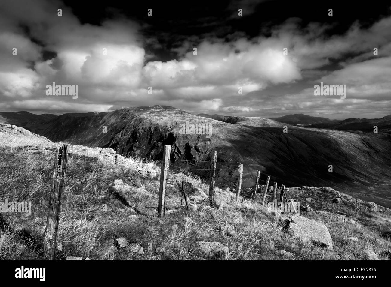 Vue vers Dale Head est tombé une partie du district du lac Horseshoe Newlands, Cumbria, North West England, UK. Banque D'Images