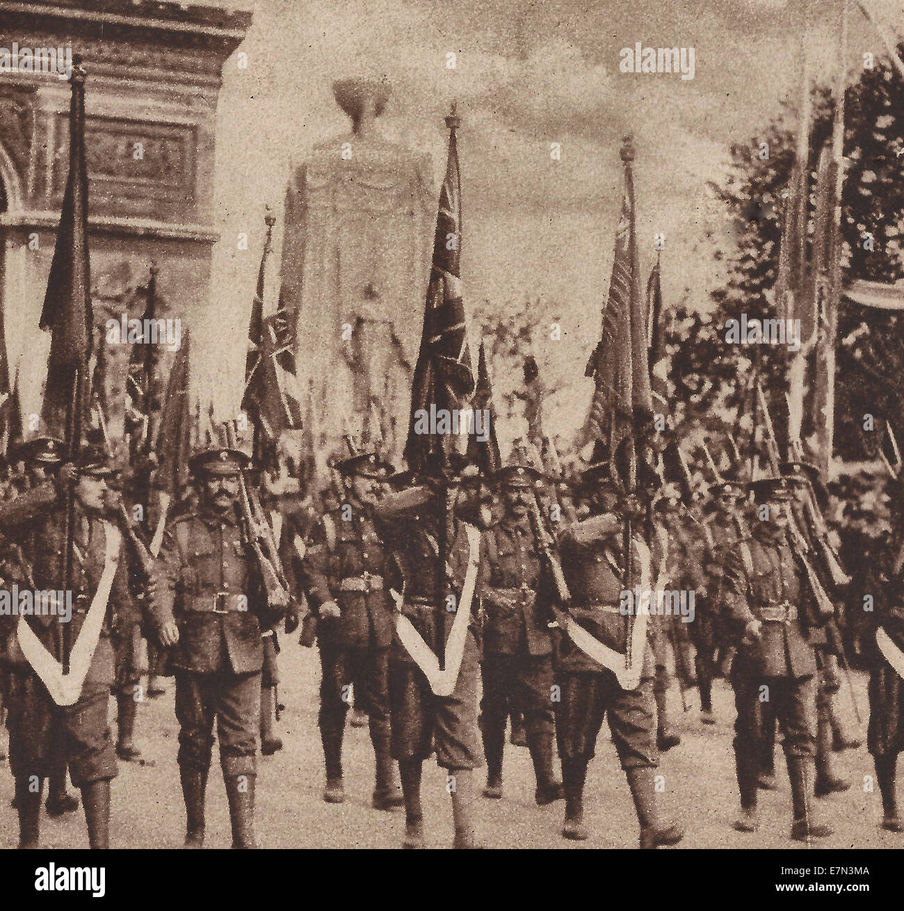 Soldats britanniques en passant par l'Arc de Triomphe le jour de la grande célébration de la victoire - 14 juillet 1919 Banque D'Images