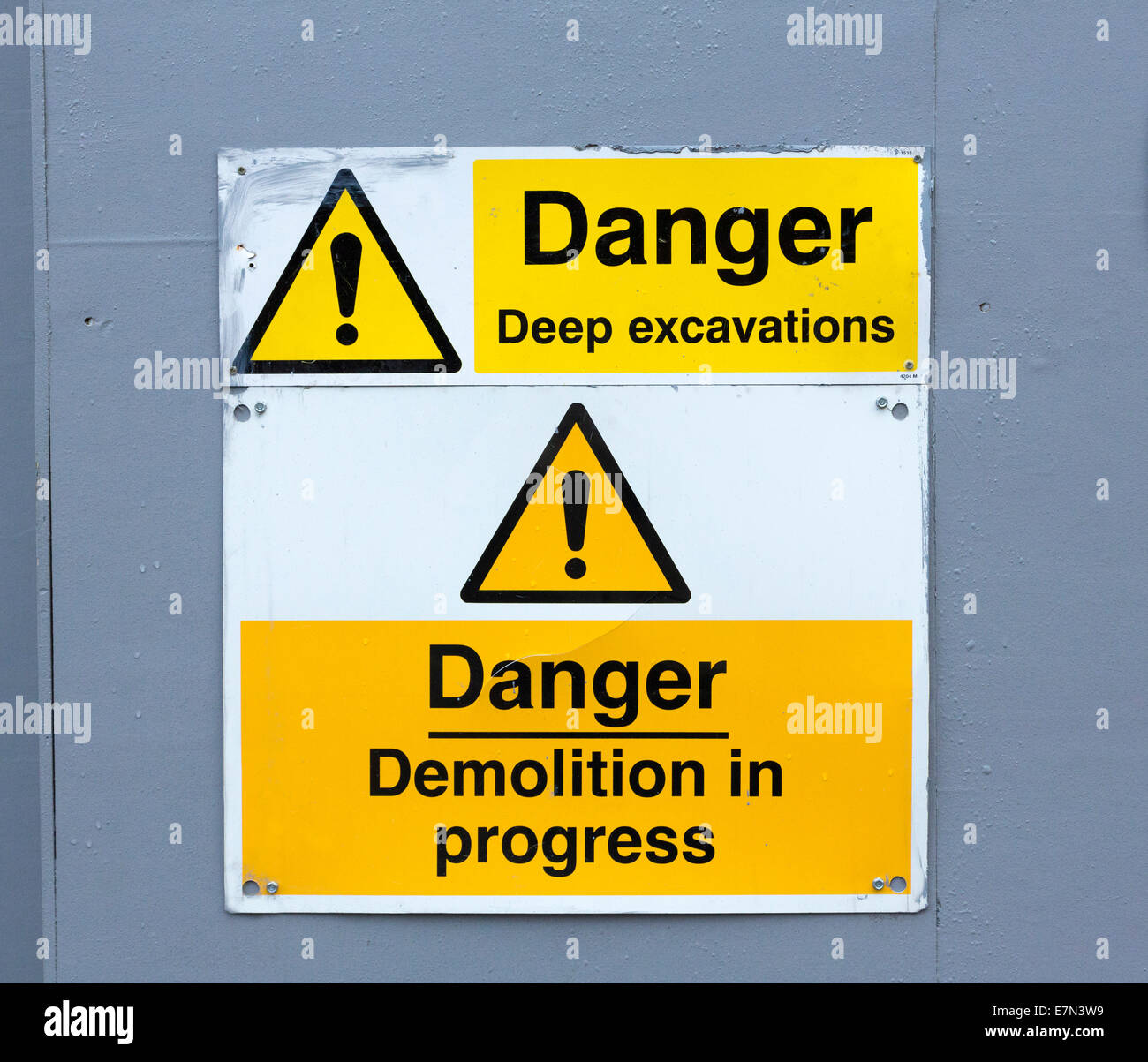 Panneau de danger à un chantier de construction au Royaume-Uni Banque D'Images