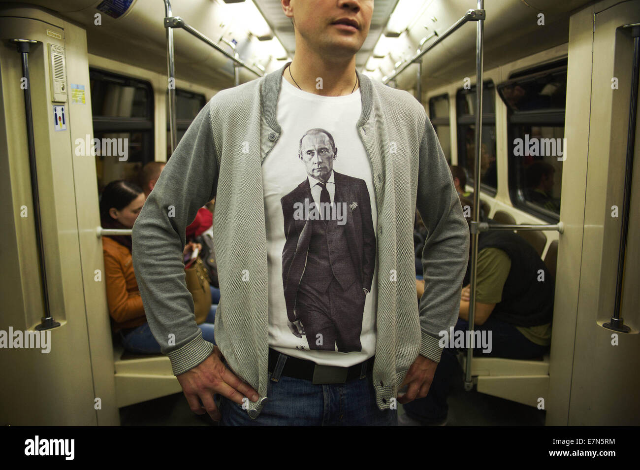 Moscou, Russie. Sep 21, 2014. Un t-shirt avec un portrait de Vladimir Poutine. Métro de Moscou. © Anna Sergeeva/ZUMA/Alamy Fil Live News Banque D'Images