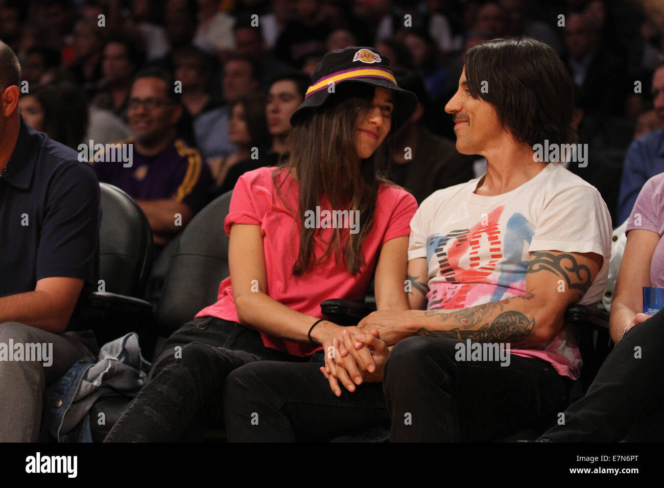 Des stars en regardant les Los Angeles Lakers v San Antonio Spurs basket de la NBA qui a eu lieu au Staples Center. Les Spurs défait les Lakers par un score final de 125-109 avec : Anthony Kiedis,Helena Vestergaard Où : Los Angeles, California, United States Quand : 19 Mars 2014 Banque D'Images