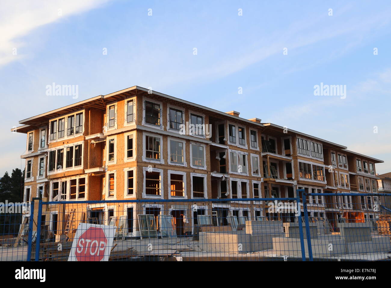 Coquitlam, BC Canada - Août 24, 2014 : Nouveau bâtiment maison Brend avec chantier à Coquitlam, BC Canada. Banque D'Images