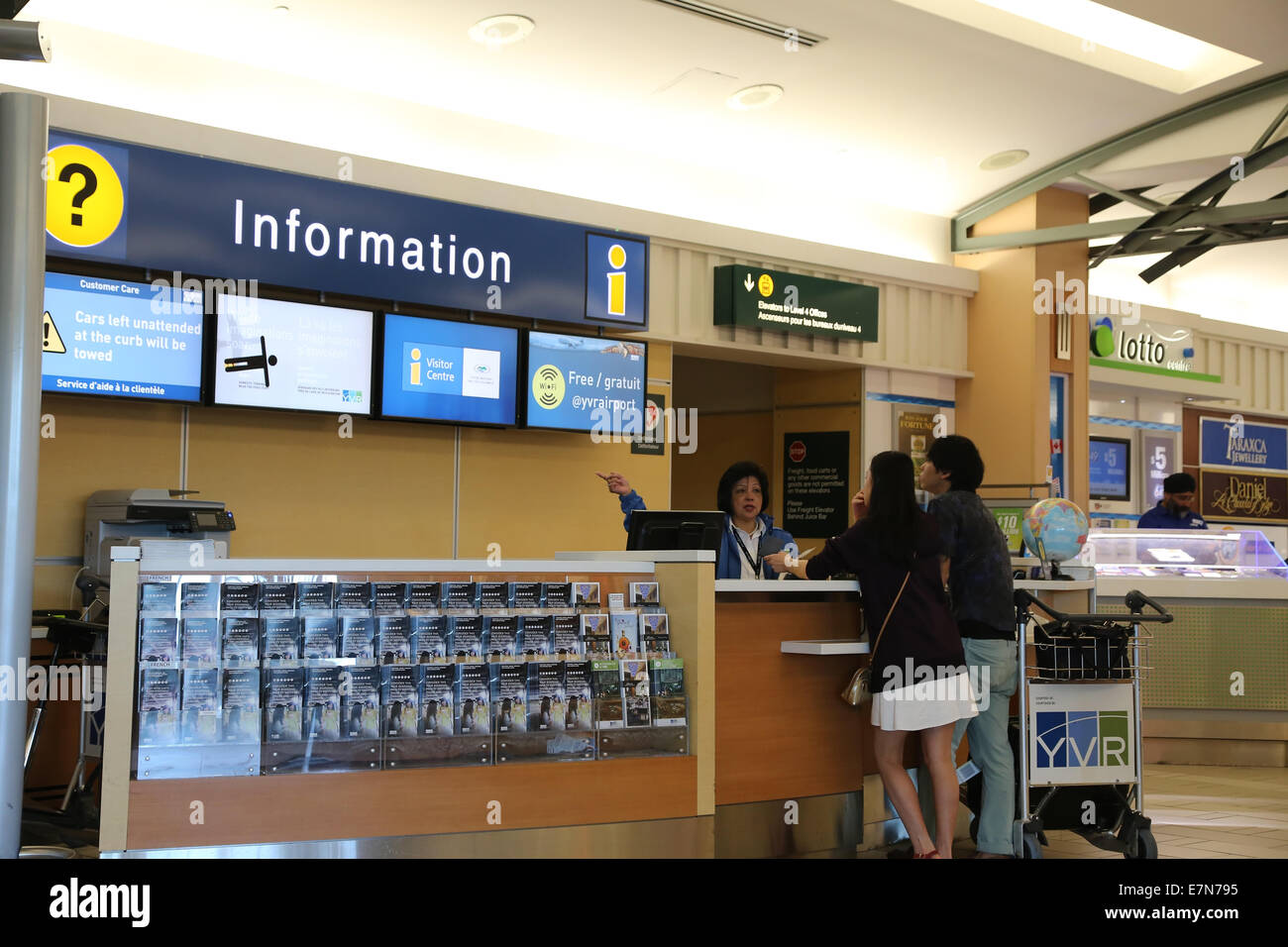 Les gens de demander des informations à l'intérieur de l'aéroport YVR Banque D'Images