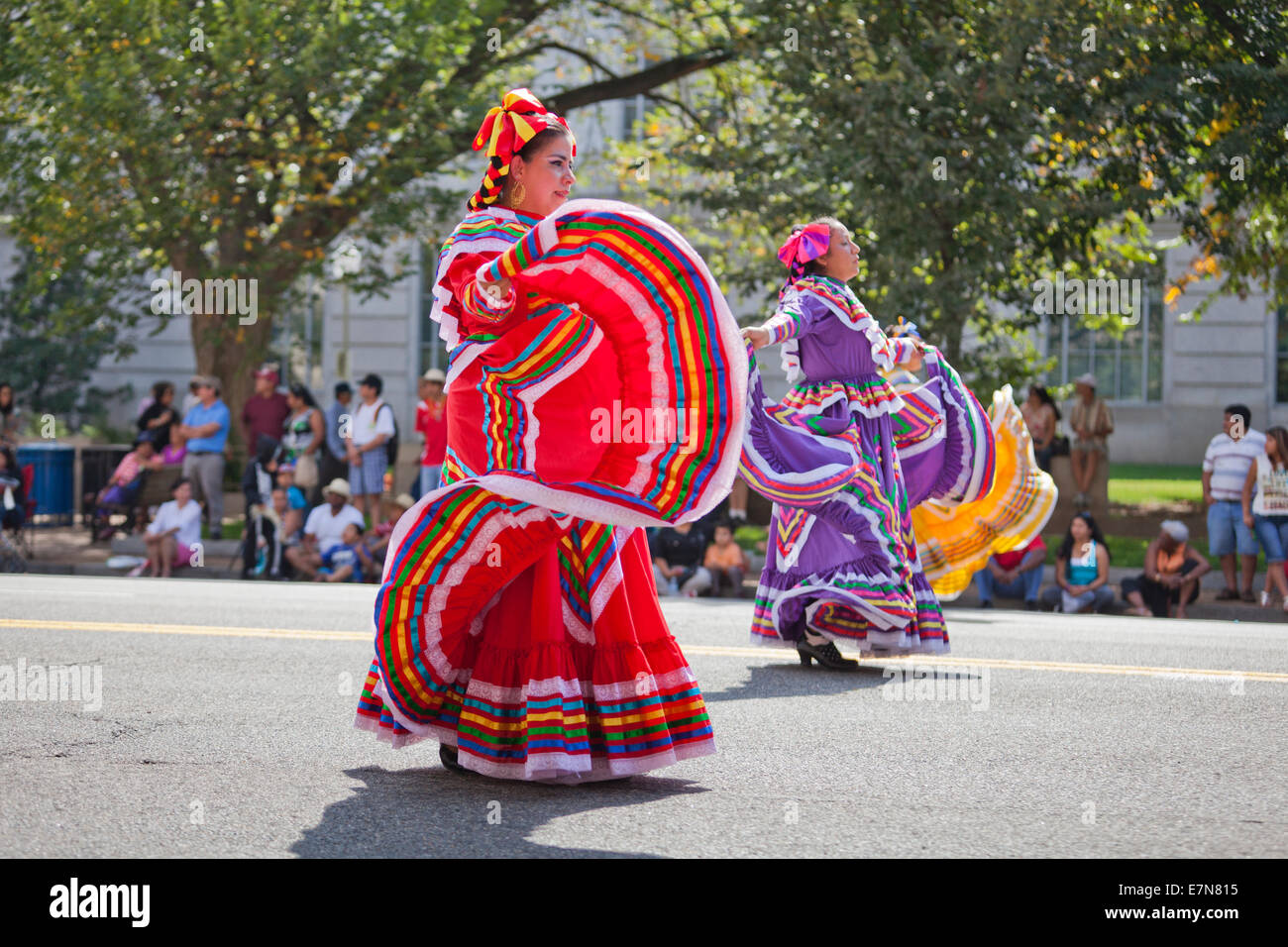 Dancers performing Jarabe Tapatio (Mexican Hat dance) au festival en plein air - Washington, DC USA Banque D'Images