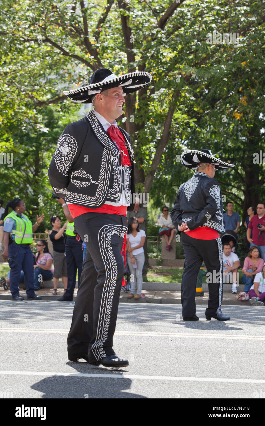 Dancers performing Jarabe Tapatio (Mexican Hat dance) au festival en plein air - Washington, DC USA Banque D'Images