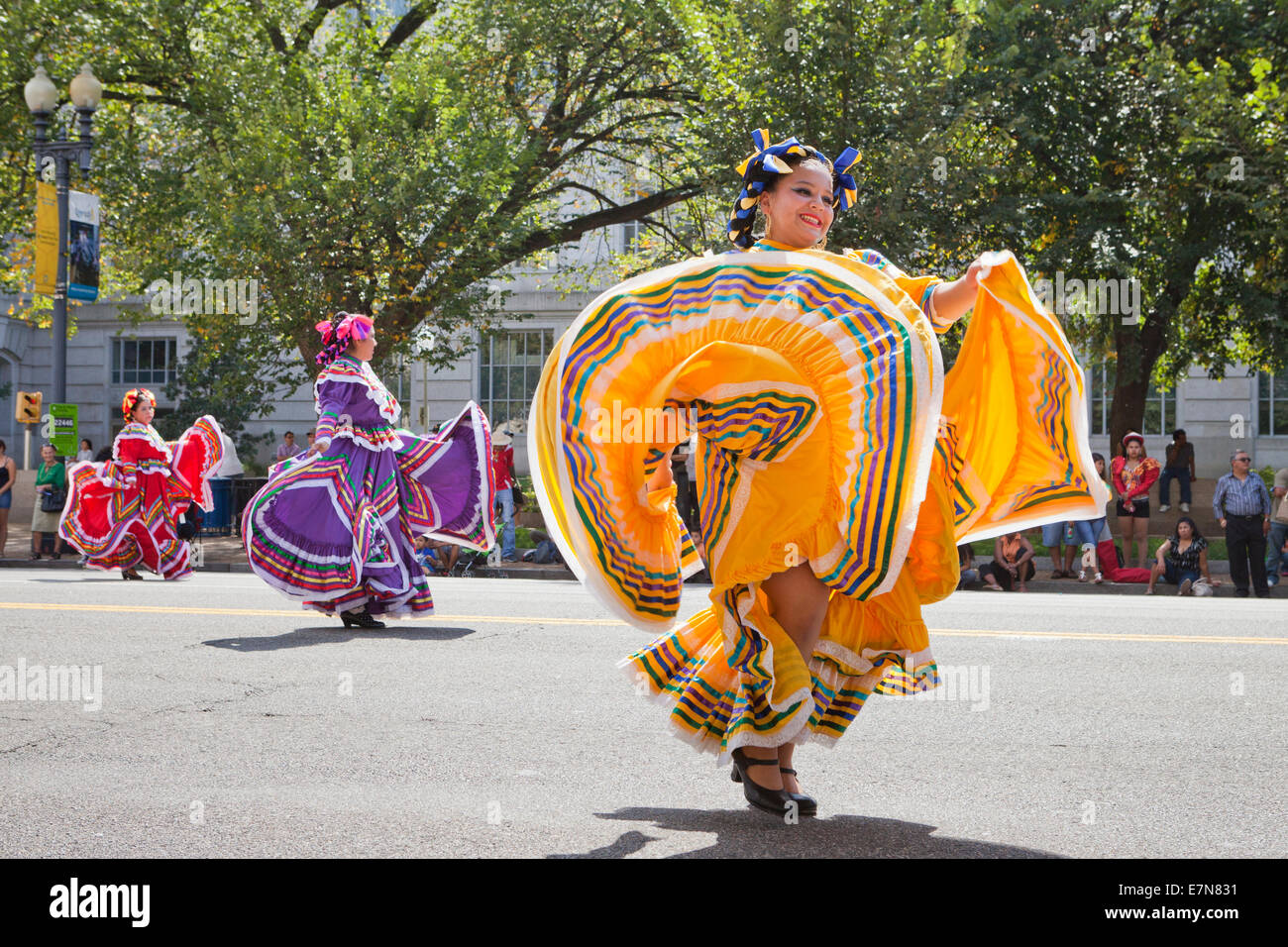 Dancers performing Jarabe Tapatio (Mexican Hat dance) au festival en plein air - Washington, DC USA Banque D'Images