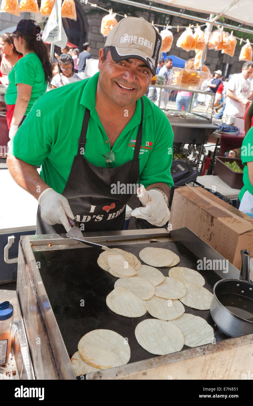 Cuisson de vendeurs d'aliments lors d'un festival en plein air les tortillas - USA Banque D'Images
