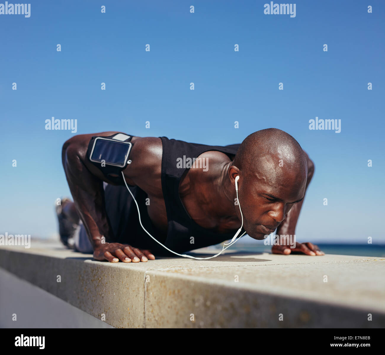 Image de l'homme sportif faisant des pompes. Remise en forme de l'exercice modèle fort jeune. Modèle masculin de l'Afrique de l'extérieur d'entraînement. Banque D'Images