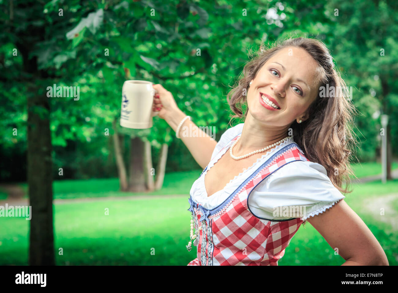 Portrait de jeune fille de Bavière dans le costume traditionnel bavarois Banque D'Images