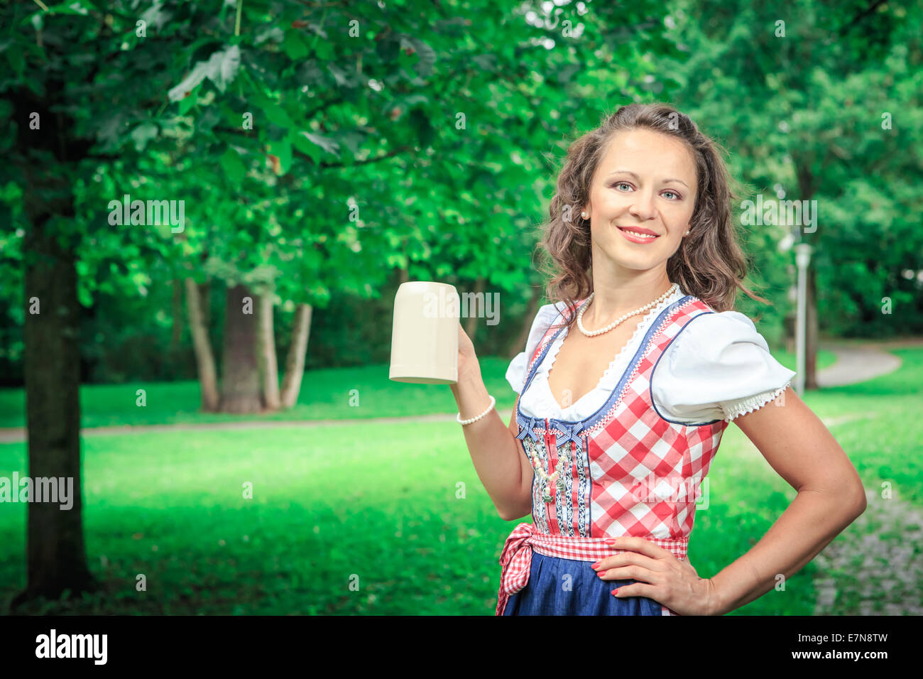 Portrait de jeune fille de Bavière dans le costume traditionnel bavarois Banque D'Images