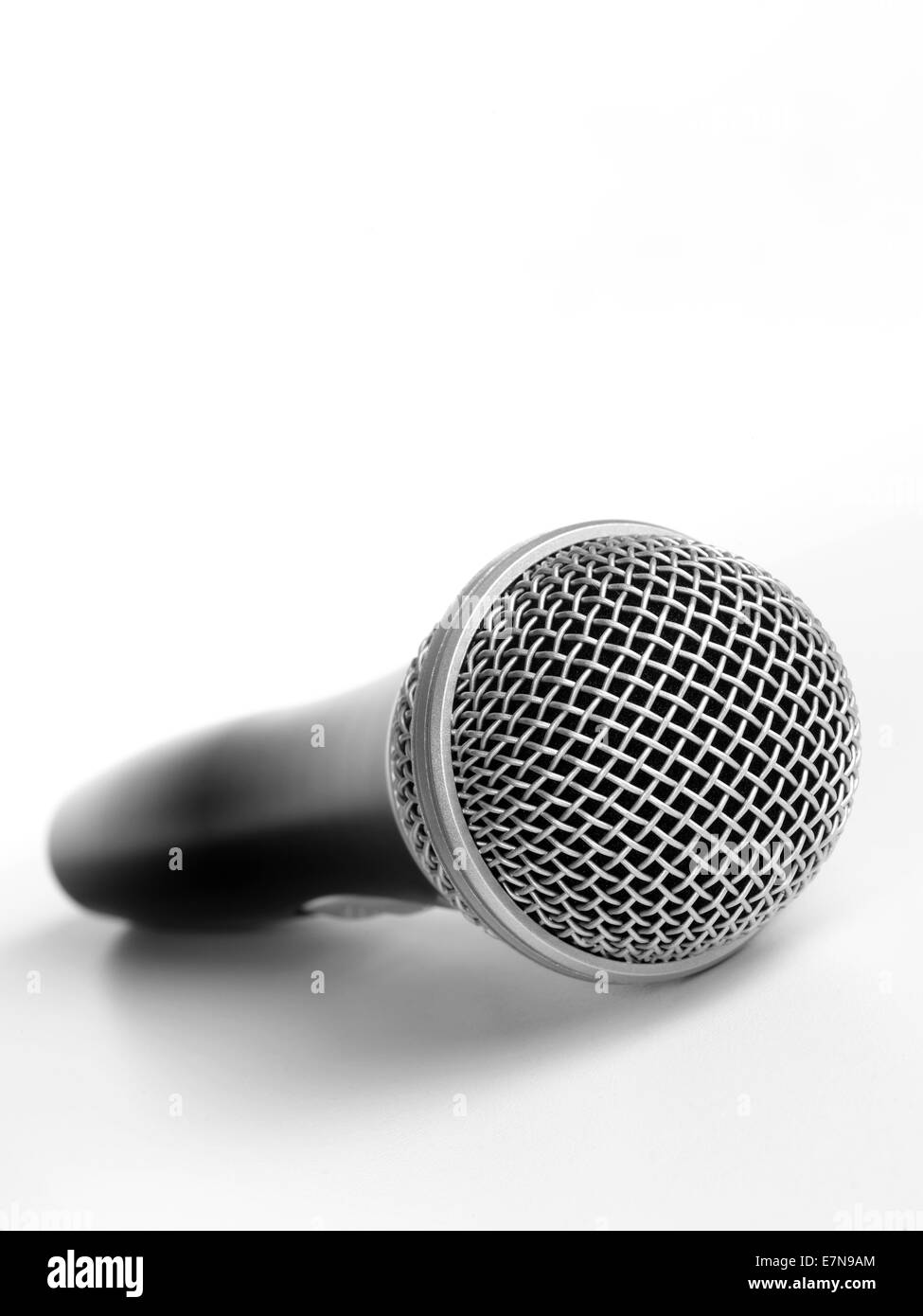 Microphone isolated on white Banque D'Images