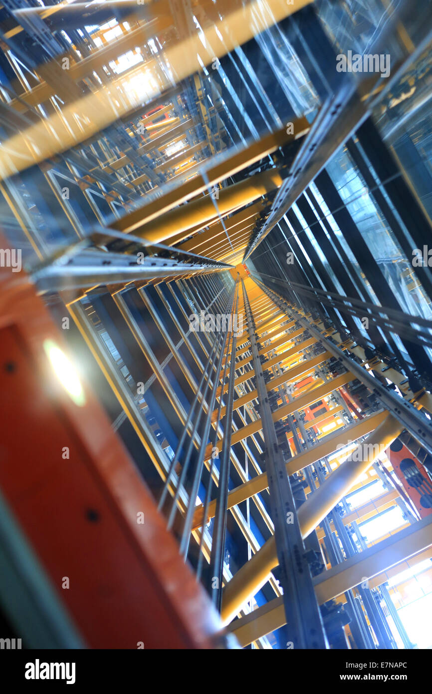 Londres, Royaume-Uni. Sep 21, 2014. Jour 2 de Open House Londres - les clients pour environ 3 heures d'attente pour obtenir un glimse du haut du Leadenhall Building (aussi connu sous l'ast cheesegrater) pendant le seul moment où il sera ouvert au public cette année. Les files d'attente ont été vu tout autour de la rue et encore une fois à l'intérieur du bâtiment. Faits saillants de l'opinion inclus : St Paul, le Gherkin et Canary Wharf. En conséquence, les poubelles débordaient en raison du grand nombre de personnes présentes. Credit : Oliver Dixon/Alamy Live News Banque D'Images