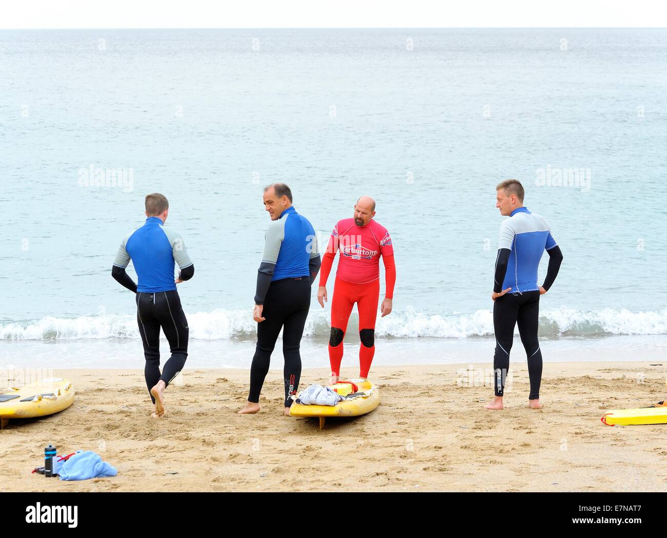 Un instructeur de donner une leçon de surf sur la plage de lusty glaze Newquay Cornwall England uk Banque D'Images