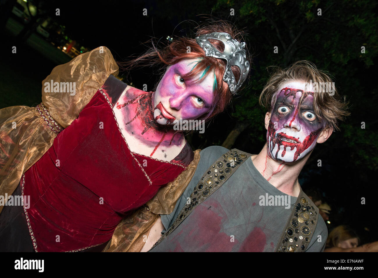 Zombies rôdent la nuit durant chaque année un zombie walk Banque D'Images