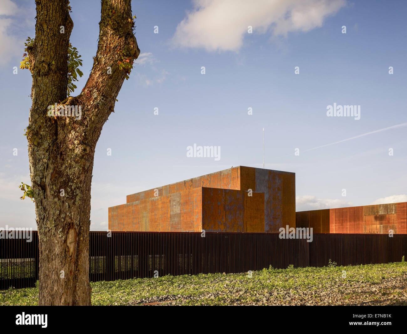 Musée Soulages, Rodez, France. Architecte : Eduardo Souto, 2014. Élévation partielle de Park et l'entrée côté. Banque D'Images