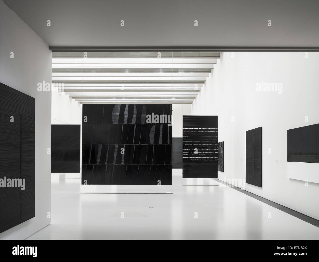 Musée Soulages, Rodez, France. Architecte : Eduardo Souto, 2014. L'intérieur de la galerie avec suspension murale et d'objets d'art. Banque D'Images