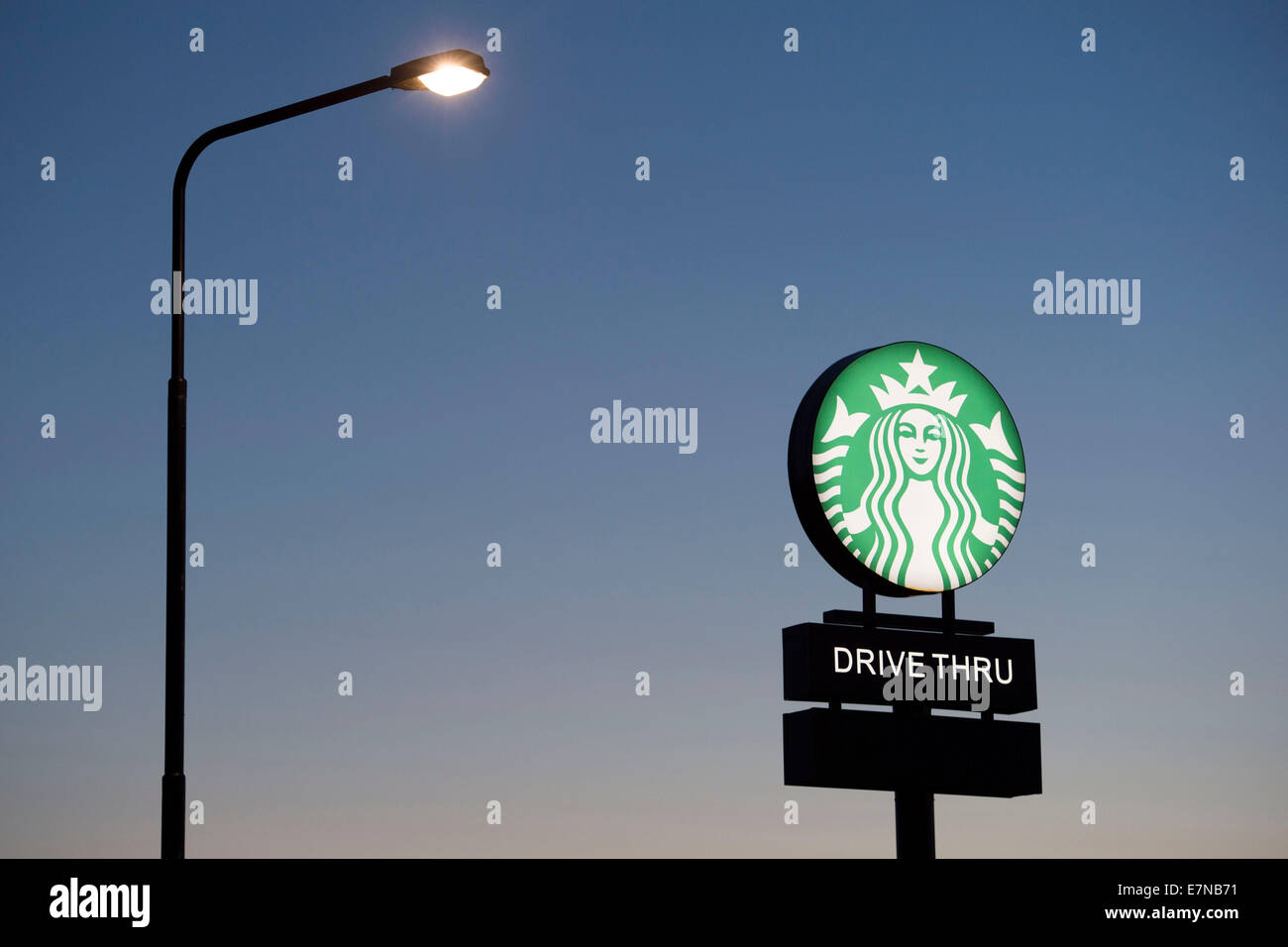 Un café Starbucks drive par logo. Banque D'Images
