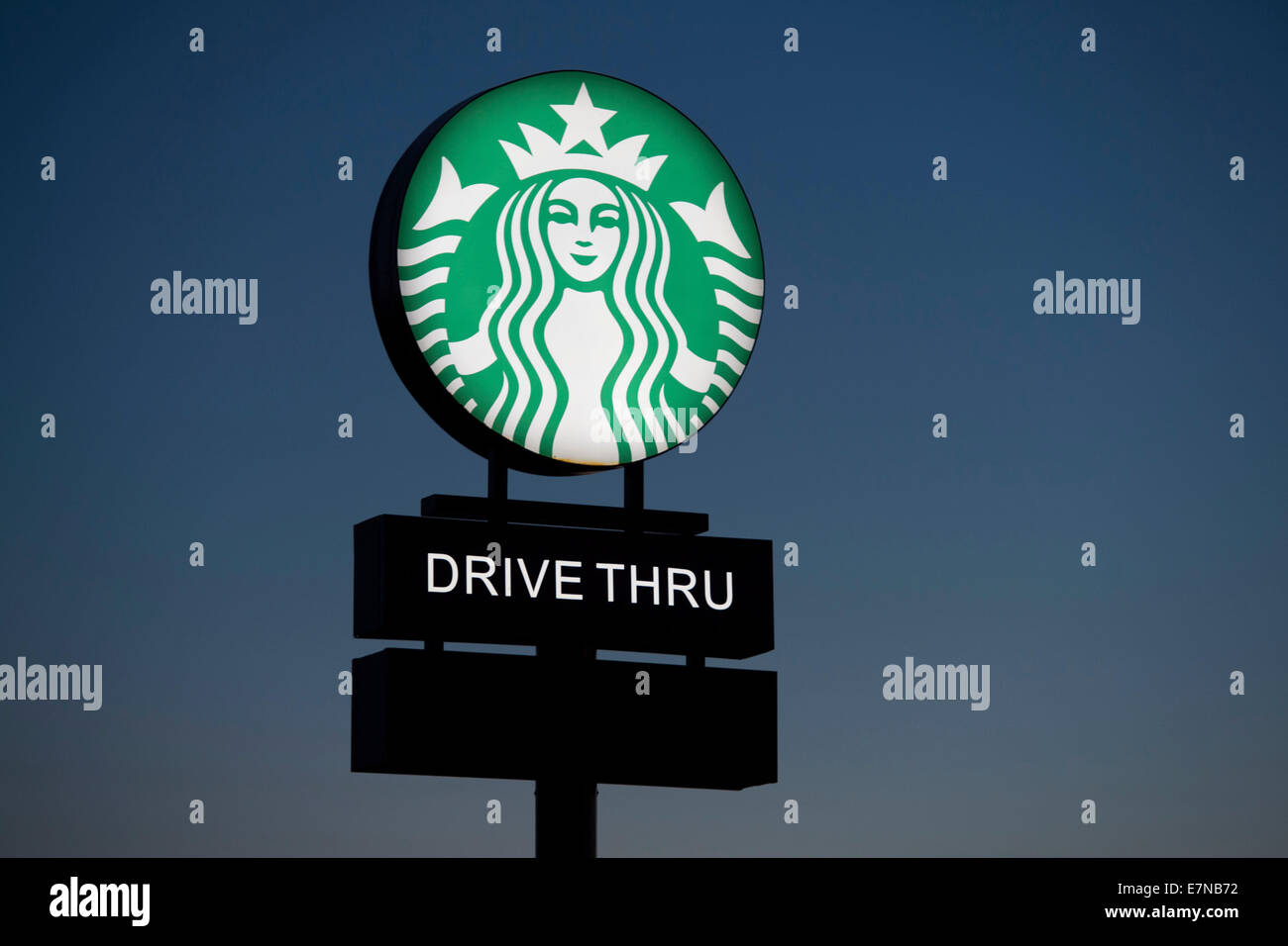 Un café Starbucks drive par logo. Banque D'Images