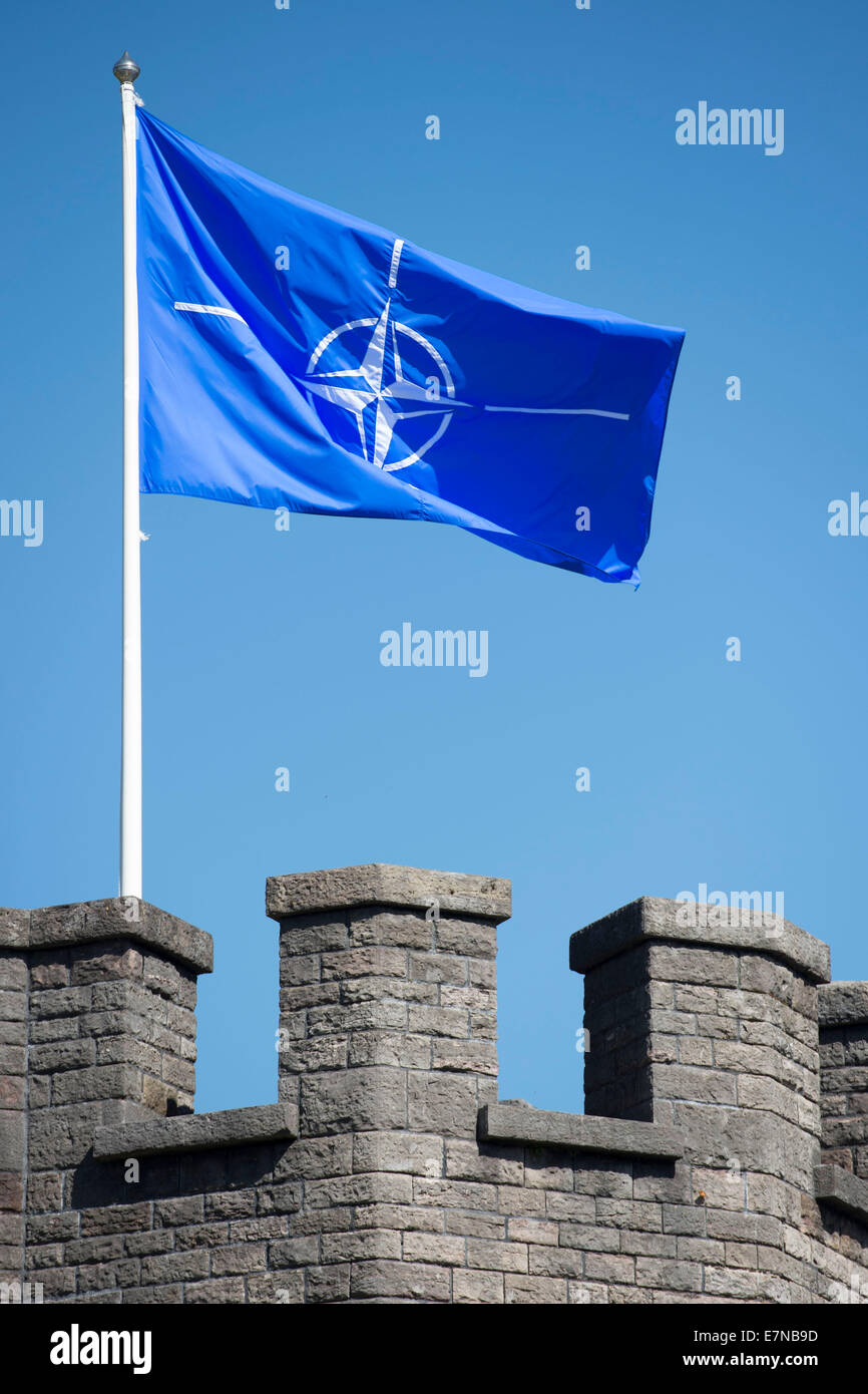 Un drapeau de l'OTAN vole à Cardiff Castle lors du sommet de l'OTAN qui s'est tenu à Newport. Banque D'Images