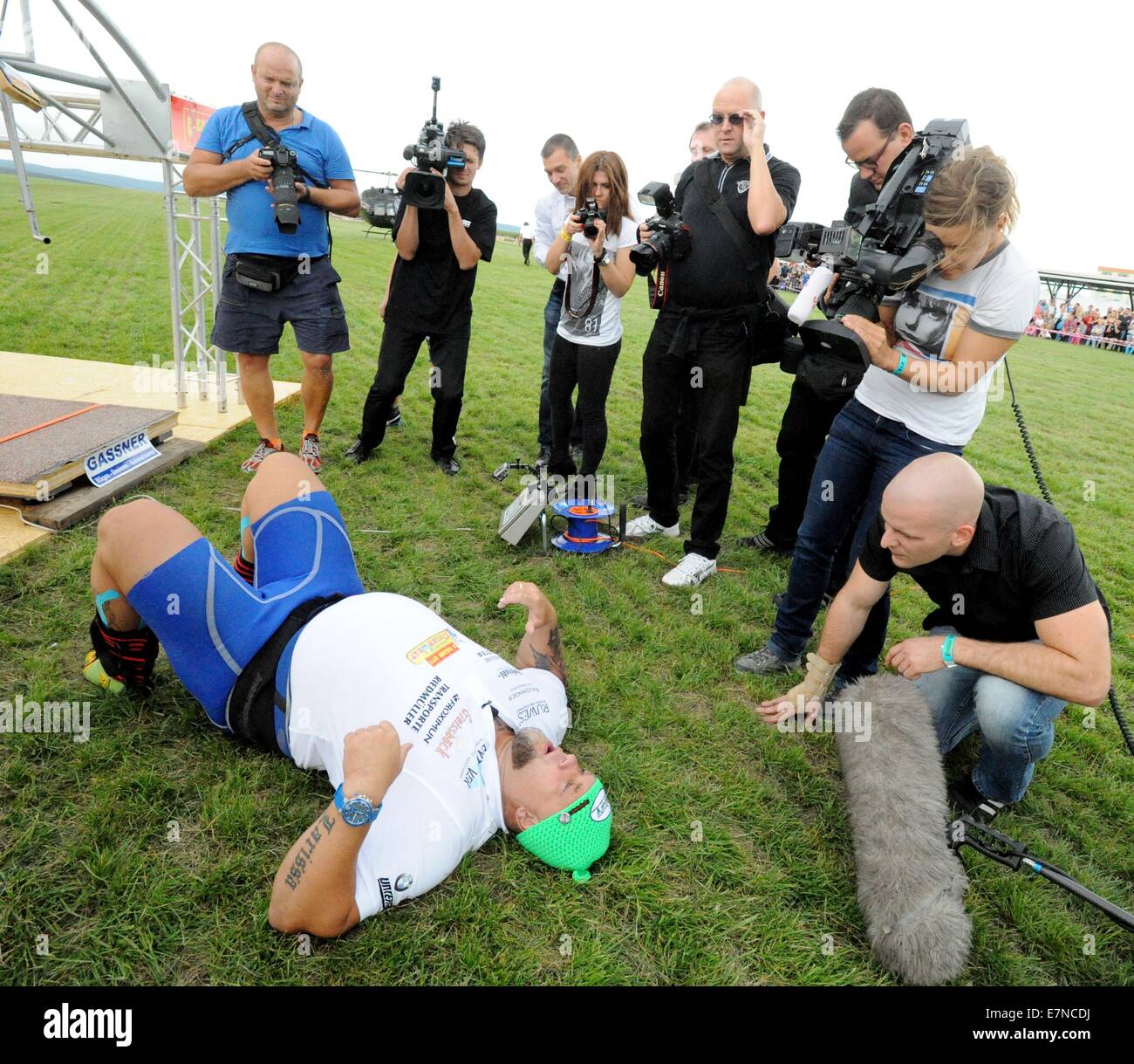 La haine, République tchèque . Sep 20, 2014. Homme fort autrichien Franz Muellner a battu le record du monde dans un centre commercial dans la haine, la République tchèque, sur la frontière tchéco-autrichien sur Samedi 20 septembre, par un roulement à l'atterrissage hélicoptère qui pesait 747 kg sur ses épaules. Des centaines de personnes, y compris des visiteurs de l'Autriche, sont venus voir l'attraction. Au cours de la tentative, Muellner était debout sur une balance et il a porté une structure en acier spécial sur ses épaules pour l'hélicoptère à la terre. Il a porté le poids maximal pour une seconde. © CTK/Alamy Live News Banque D'Images