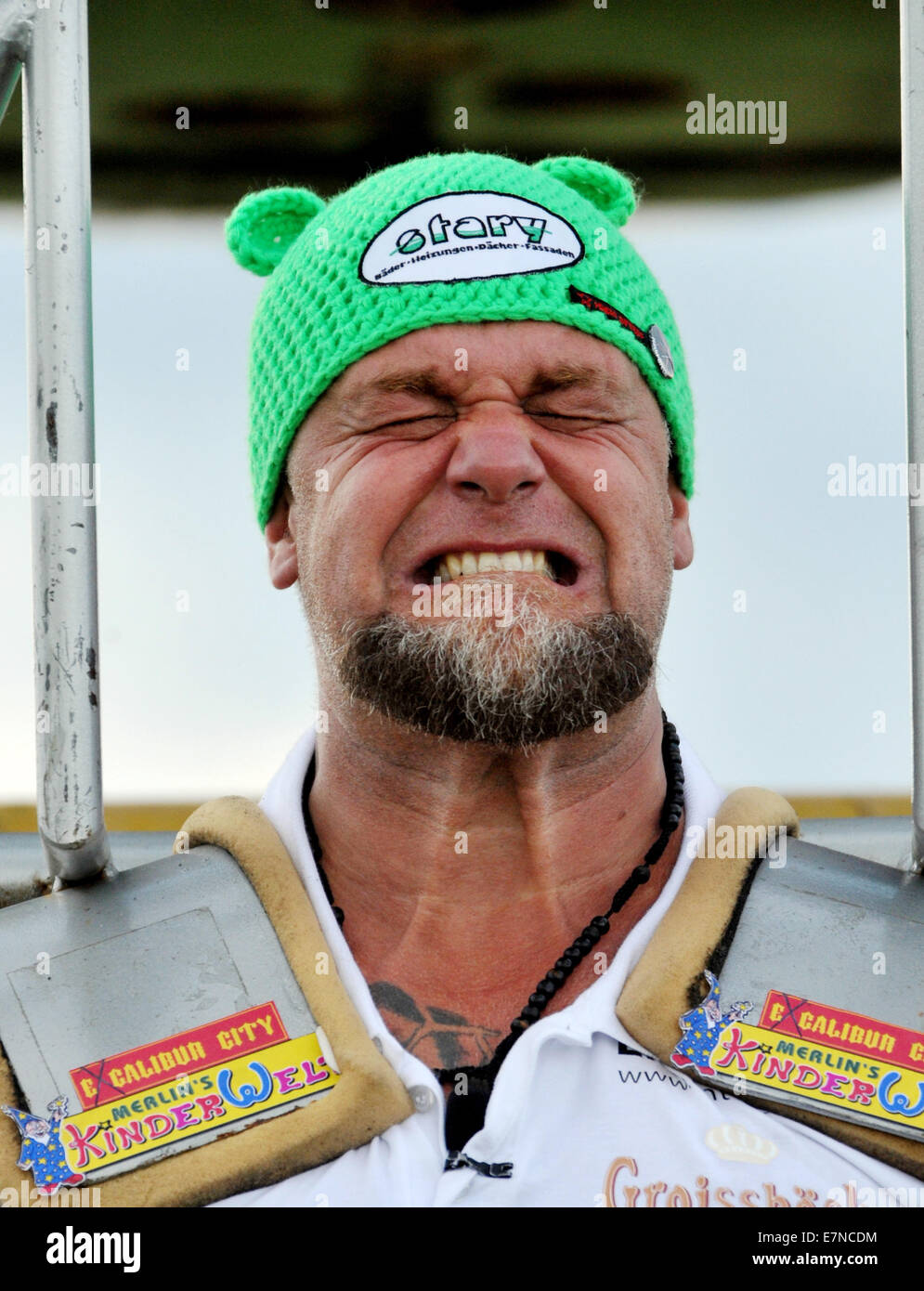 La haine, République tchèque . Sep 20, 2014. Homme fort autrichien Franz Muellner a battu le record du monde dans un centre commercial dans la haine, la République tchèque, sur la frontière tchéco-autrichien sur Samedi 20 septembre, par un roulement à l'atterrissage hélicoptère qui pesait 747 kg sur ses épaules. Des centaines de personnes, y compris des visiteurs de l'Autriche, sont venus voir l'attraction. Au cours de la tentative, Muellner était debout sur une balance et il a porté une structure en acier spécial sur ses épaules pour l'hélicoptère à la terre. Il a porté le poids maximal pour une seconde. © CTK/Alamy Live News Banque D'Images